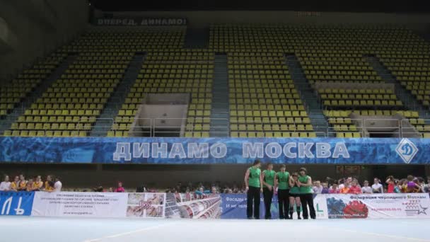 Equipes de ginastas participam do Campeonato em cheerleading — Vídeo de Stock