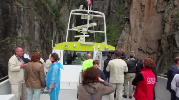 Turysta na pokładzie statku w pobliżu skalnej preikestolen kaznodzieje — Wideo stockowe
