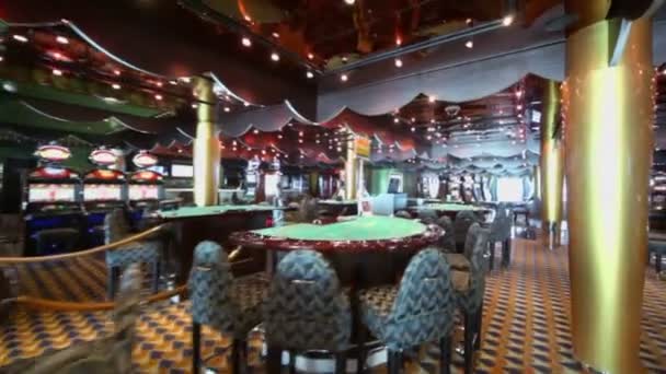 Mouvement à travers le casino avec des tables de cartes et des machines à jouer autour — Video