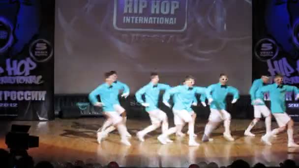 United Bit Boys equipo baila hip-hop en escena — Vídeos de Stock