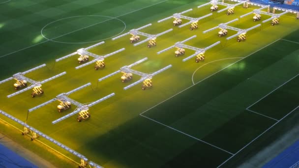 Apparatuur voor de verlichting van gras staan op gebied van stadion — Stockvideo