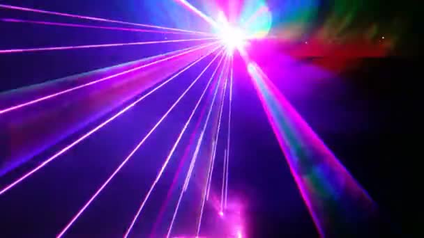 Les faisceaux laser multicolores se déplacent dans l'obscurité à partir d'un point — Video