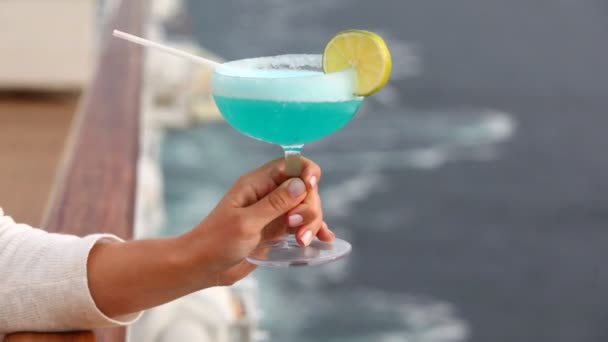 Коктейль з соломинками і в руці лимоном проти поручня корабля — стокове відео