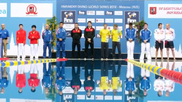 Athletes of man stand on pedestal on World FINA series — Stock Video