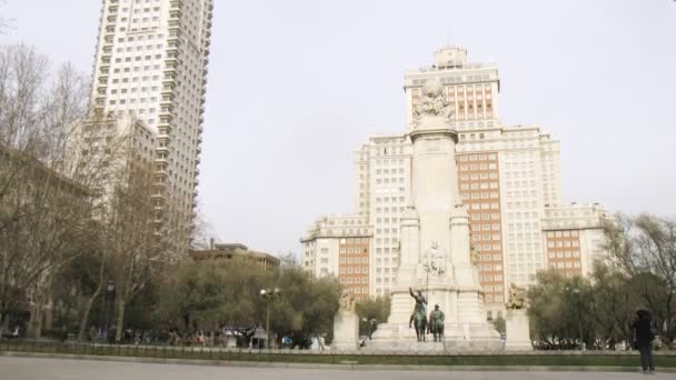 Monument to Cervantes stands in front of Edificio Espana — Stock Video