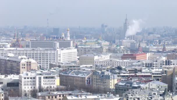 Kreml stoi przed krajobraz miasta i błękitne niebo — Wideo stockowe