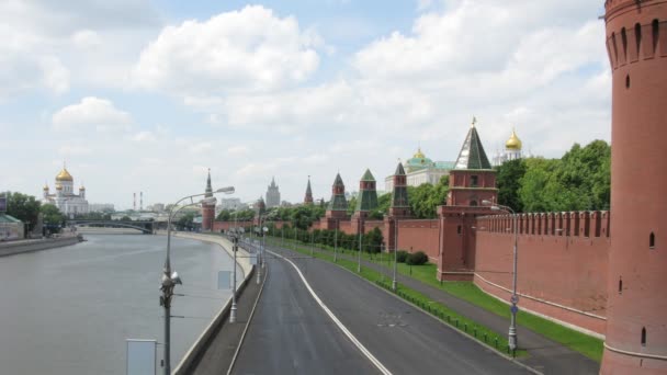 Awan mengapung di menara Kremlin dan kubah gereja — Stok Video