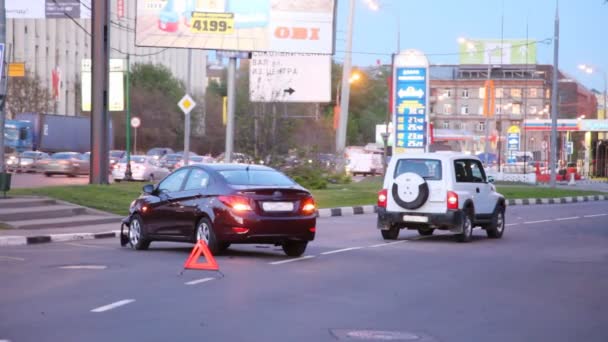 İki araba yolu ile birlikte acil farlar üzerinde durmak — Stok video