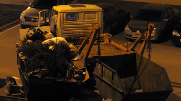 Conductor de camión de basura se lleva contenedor con basura — Vídeos de Stock