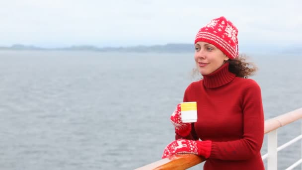 Vacker kvinna står ombord på fartyget med kopp i händer — Stockvideo