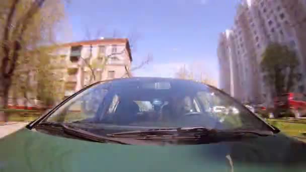 Ο άνθρωπος πηγαίνει στο πράσινο αυτοκίνητο στο πόλεις δρόμου, χρονική — Αρχείο Βίντεο