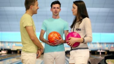 üç öğrenci play bowling, Bovling topu ve özlüyor boy atar