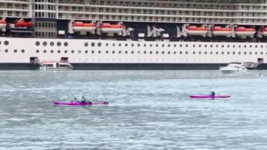 iki kayaklarının, yat ve tekne float berzahlar yakınındaki büyük liner kurtarma