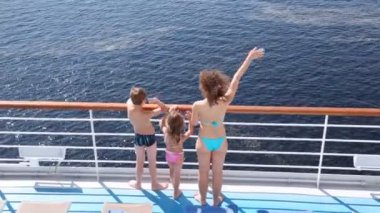 Anne, kızı ve oğlu standları silah elinde sallayarak