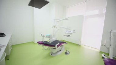 tv ile diş sandalye yukarıda ve diğer tıbbi donatımı ayarla