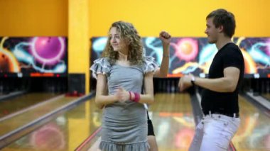 İki kız bir adam ile birlikte bowling kulüpte dans