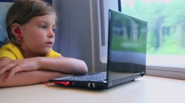 Ne zaman pencere oturur, tren Netbook küçük kız izle