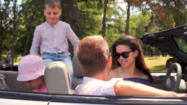 Öğrenciler güneş gözlüğü ve iki çocuk cabriolet oturmak