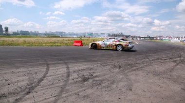 Mavi gökyüzü karşı yol yarış otomobil acele