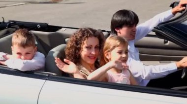 Anne ve iki çocuğu güneşli gün cabriolet geçip