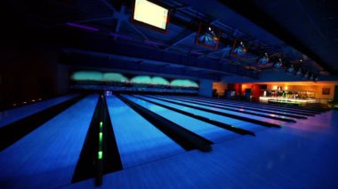 top rulo ve lane aydınlatma ile bovling üzerinde skittles yener