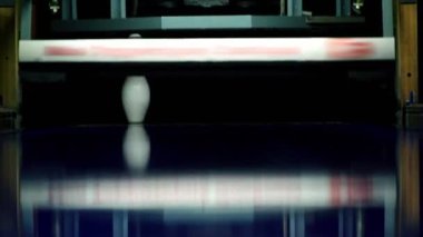 Bowling topu rulo ve karanlık, portre görünümünde beats Bovling yaktı