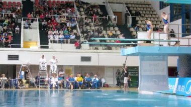 Yargıçlar performansını sportswomen Dünya Kısa Kulvar serisi bakmak