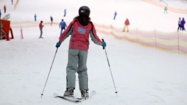 kadın sıcak giysiler içinde yamaç kar kayak üzerinde tırmanıyor