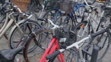 Otopark, portre görünümünde hareket üzerinde birçok bisiklet sepetleri ile