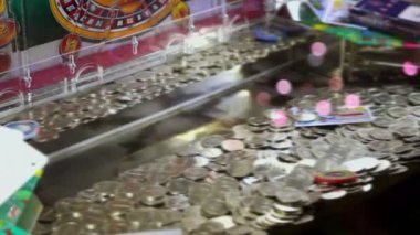 tepsi içinde closeup görünümü hareket makine çok sayıda sikke ile oynamak