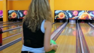 Kız skittles yenmek için bowling topu atar, sonra çok mutlu atlar