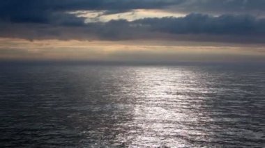 Su deniz ve ağır bulutlar üzerinde hareket