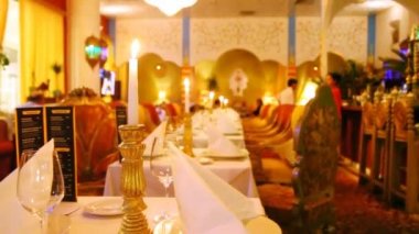 Restoran salonu ortasına tablolarda mumlar yanan standları