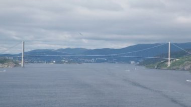 Trafik ve kent ormanı arasında sahilinde ile büyük kolye köprü