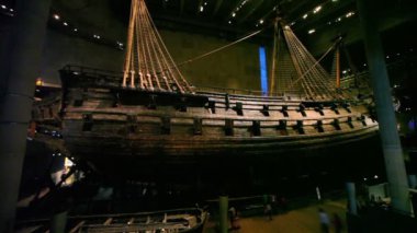 Eski gemi Stockholm'de vasa Museum yakınındaki etrafında yürüyüş turizm