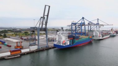 MAVNA tarafından büyük Vinçler ve reachstackers İskeledeki biniş