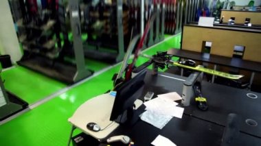 birçok snowboard ve Kayak depo içinde hareket halinde gösterilen standı