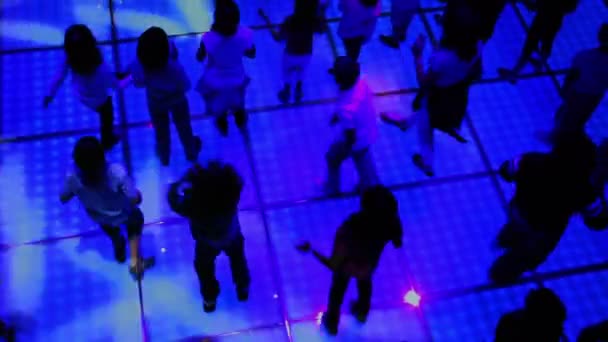 Много детей танцуют на дискотеке, вид сверху — стоковое видео