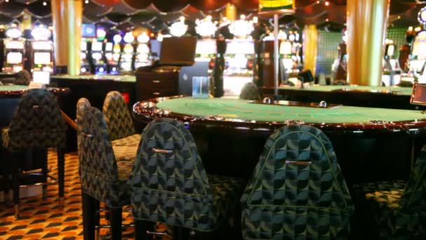 Карточный стол пустых казино и игровых автоматов позади — стоковое видео
