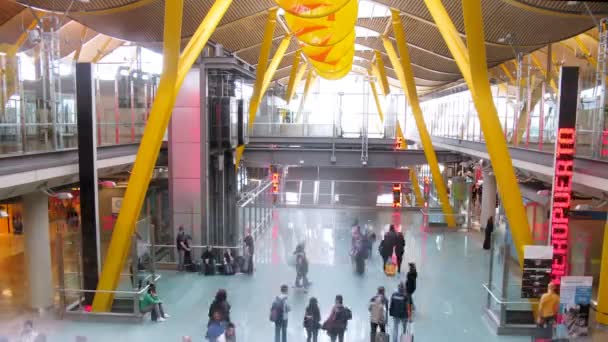 Іти пасажирів на Barakhas очікування рейсів будівля аеровокзалу — стокове відео