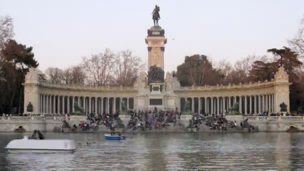 Les gens se reposent dans le parc près du mémorial du roi Alphonse XII — Video