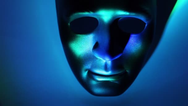 Masque théâtral noir éclairé par une lumière de couleur qui change — Video