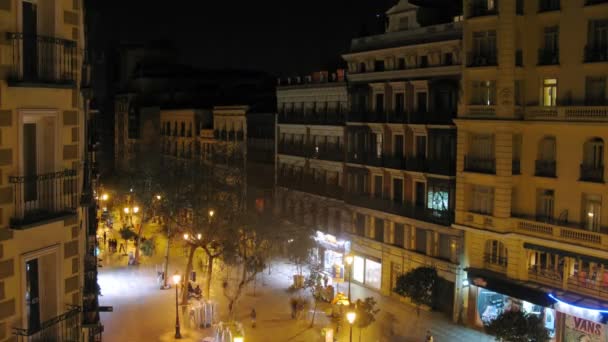 Les gens marchent sur la rue Montera la nuit et au lever du soleil le matin — Video