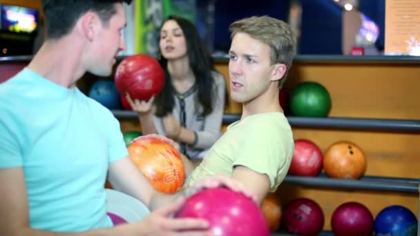 Os alunos conversam no clube de bowling, depois sorriem e mostram os polegares — Vídeo de Stock