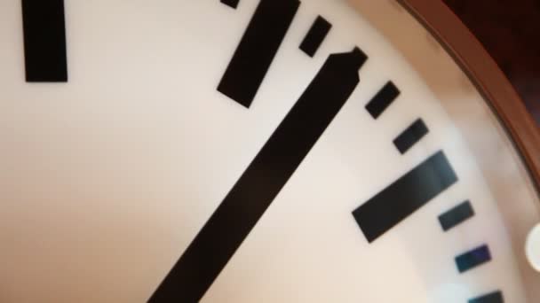 Wijzerplaat van witte uur met zwarte pijlen weergegeven door close-up — Stockvideo