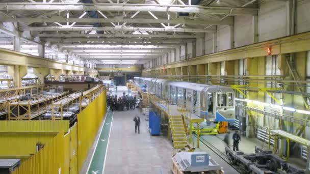 Nuovo treno si trova in officina impianto vicino alla piattaforma, time lapse — Video Stock