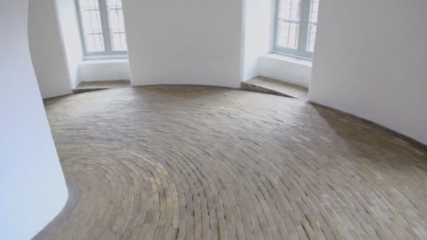 Денне світло з вікон в спіральному коридорі з мощеною підлогою — стокове відео