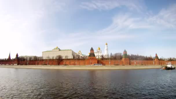 Моторный корабль плавает недалеко от Кремля на реке Москва, время истекло — стоковое видео