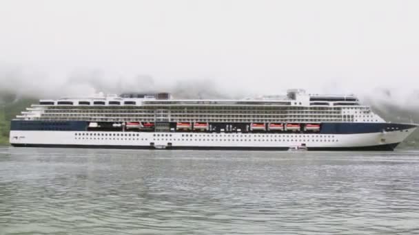 Huge passengers liner near coastline with mountain — Stock Video