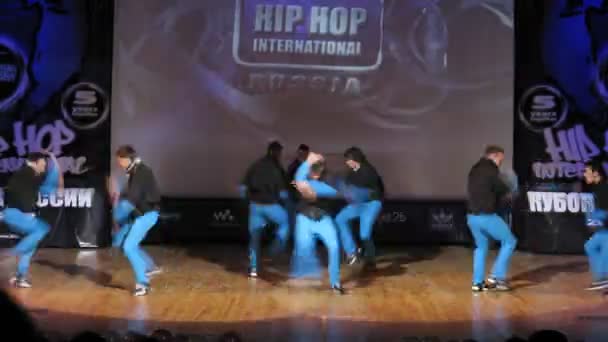 Команда United Bit танцует хип-хоп на сцене дворца культуры — стоковое видео